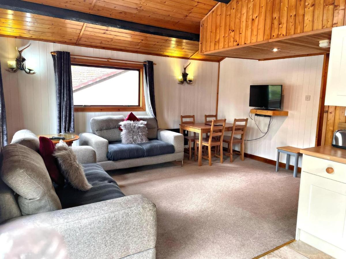 The Squirrel Lodge - Hot Tub - Pet Friendly - Pembrokeshire-Tenby Καρμάρθεν Εξωτερικό φωτογραφία