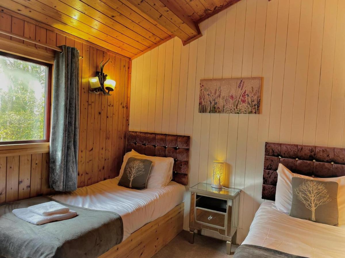 The Squirrel Lodge - Hot Tub - Pet Friendly - Pembrokeshire-Tenby Καρμάρθεν Εξωτερικό φωτογραφία