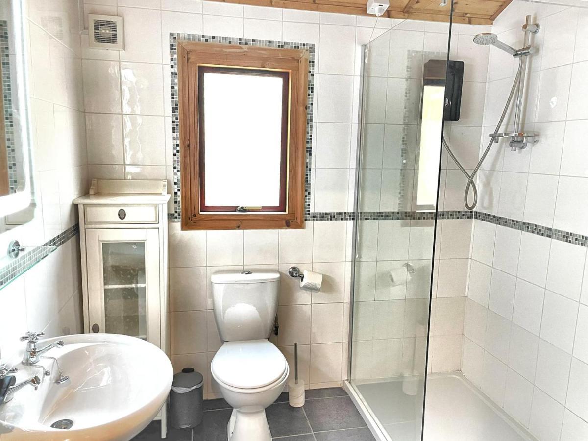 The Squirrel Lodge - Hot Tub - Pet Friendly - Pembrokeshire-Tenby Καρμάρθεν Εξωτερικό φωτογραφία