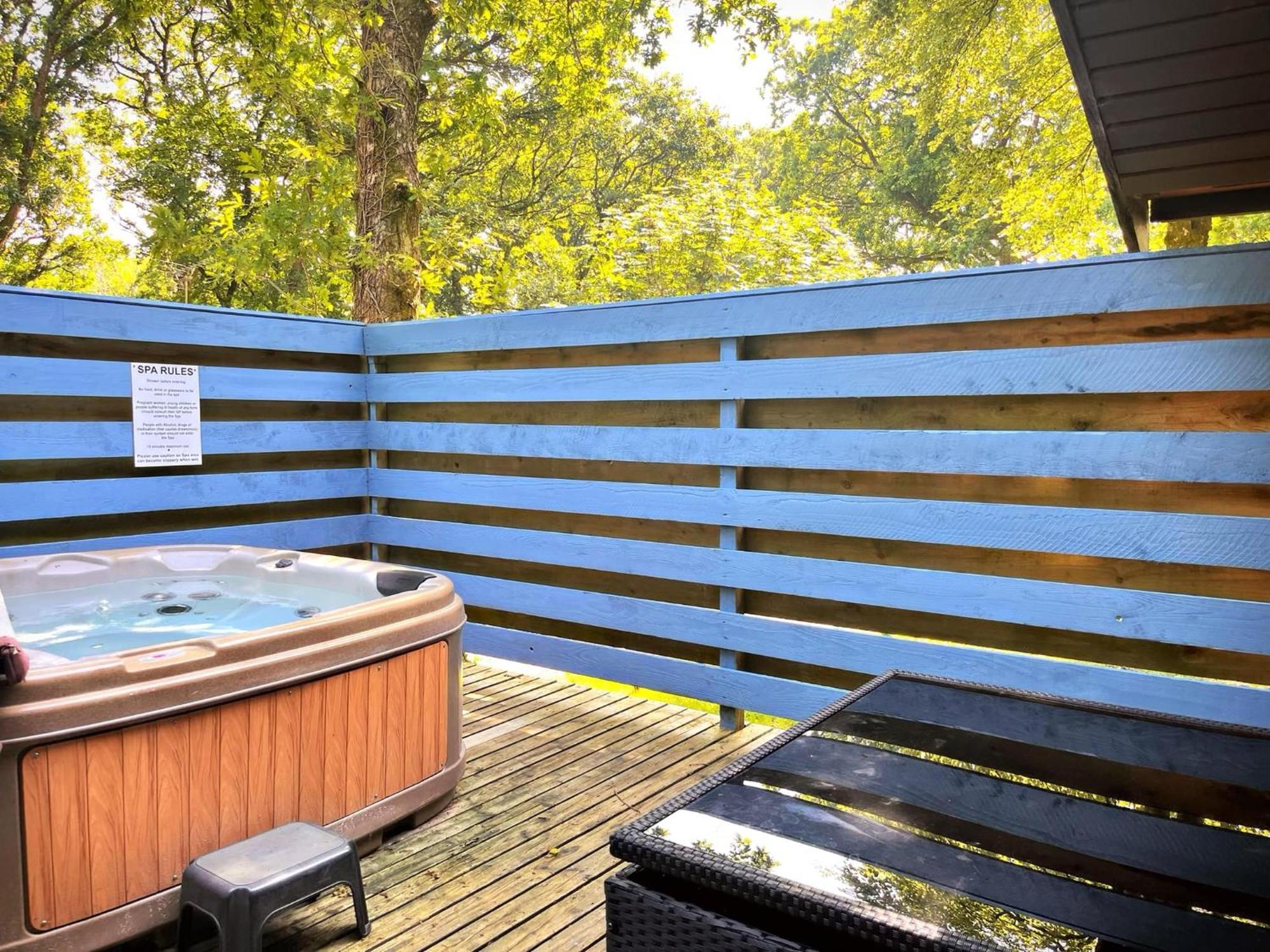 The Squirrel Lodge - Hot Tub - Pet Friendly - Pembrokeshire-Tenby Καρμάρθεν Εξωτερικό φωτογραφία